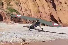 Αεροσκάφος προσγειώθηκε σε παραλία γεμάτη λουόμενους