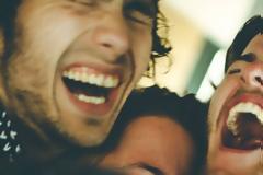 Όλοι έχουμε έναν φίλο που μας κάνει να δακρύζουμε και μόνο με το γέλιο του