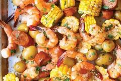 Γαρίδες με καλαμπόκι και baby πατάτες στο φούρνο