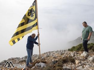 Φωτογραφία για Τρέλα για την ΑΕΚ: Αστακιώτες ύψωσαν την σημαία της ΑΕΚ στη κορυφή του όρους Βελούτσα (ΦΩΤΟ: Make art)