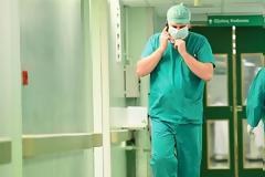 ΑΡΣΙ προς ΝΔ: Δεν πλεονάζουν οι γιατροί στο ΕΣΥ – Στις 6.500 οι κενές οργανικές θέσεις