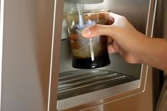 Κίνδυνος από τα παγάκια που φτιάχνει το ψυγείο – Τι πρέπει να ξέρετε!