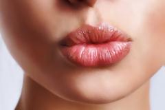 Πώς θα σώσετε τα σκασμένα χείλη σας!