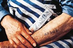 Ο δερματοστίκτης του Άουσβιτς. Ο νεαρός που χτύπαγε τα τατουάζ στους μελλοθάνατους