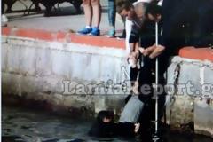 Η στιγμή που τον σώζουν από βέβαιο πνιγμό - ΦΩΤΟ