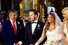 Μαρίνα Πατούλη: Λαμπερή εμφάνιση στα λευκά για να παντρέψει φιλικό της ζευγάρι