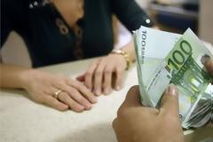 Δεν φτάνει ο μισθός: Οι Έλληνες συνεχίζουν να «τρώνε» τις καταθέσεις τους