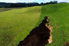 Νέα Ζηλανδία: Τεράστια τρύπα που άνοιξε σε φάρμα αποκάλυψε ηφαίστειο 60.000 ετών