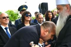 Ο Πρόεδρος της Βουλγαρίας φίλησε το χέρι του σχισματικού Αρχιεπισκόπου Στεφάνου!