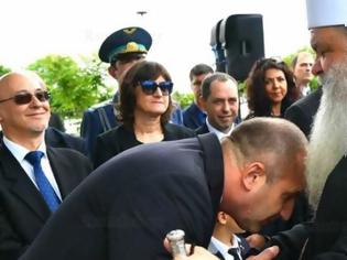 Φωτογραφία για Ο Πρόεδρος της Βουλγαρίας φίλησε το χέρι του σχισματικού Αρχιεπισκόπου Στεφάνου!