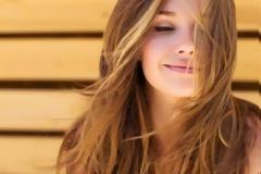 6 συνήθειες που κάνουν τα μαλλιά σου πιο λιπαρά