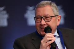 ΚΛ. ΡΕΓΚΛΙΝΓΚ: ΕΑΝ Η ΕΛΛΑΔΑ ΕΦΑΡΜΟΣΕΙ ΤΙΣ ΜΕΤΑΡΡΥΘΜΙΣΕΙΣ, ΜΠΟΡΕΙ ΝΑ ΒΓΕΙ ΑΠΟ ΤΟ ΠΡΟΓΡΑΜΜΑ