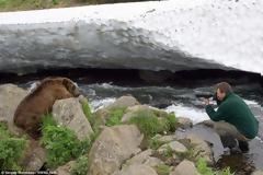 Εντυπωσιακά κλικ: Δεν υπάρχει θηρίο που να τρομάζει αυτό τον φωτογράφο