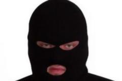 Ζάκυνθος: Αστυνομικός συνέλαβε τον ληστή που μπήκε στο σπίτι του – Οι σκηνές απείρου κάλλους στο διαμέρισμα