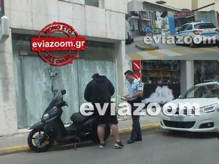 Φωτογραφία για Χαλκίδα: Αστυνομικός πάρκαρε το περιπολικό σε διάβαση πεζών πάνω στο δρόμο για να διενεργήσει τροχονομικό έλεγχο σε νεαρό δικυκλιστή (ΦΩΤΟ)