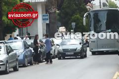 Χαλκίδα: Όχημα της αστυνομίας «φράκαρε» την κυκλοφορία έξω από τα Δικαστήρια (ΦΩΤΟ)