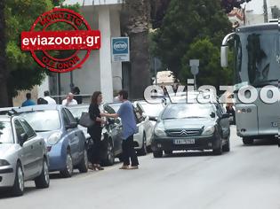 Φωτογραφία για Χαλκίδα: Όχημα της αστυνομίας «φράκαρε» την κυκλοφορία έξω από τα Δικαστήρια (ΦΩΤΟ)