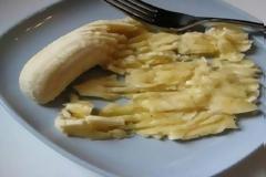 Λιώνει μια μπανάνα και βάζει 2 