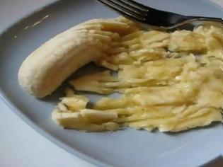 Φωτογραφία για Λιώνει μια μπανάνα και βάζει 2 μαγικά συστατικά - Το αποτέλεσμα θα σας αφήσει άφωνους!