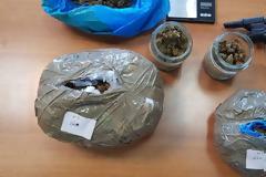 Με «σοκολάτα» και περίστροφο τους έκαναν τσακωτούς στο σπίτι