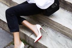 Για αυτό οι σόλες στα ψηλοτάκουνα του Christian Louboutin, είναι κόκκινες!