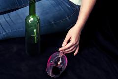 Πίνετε αλκοόλ το βράδυ; Δείτε πώς επηρεάζει τον ύπνο σας