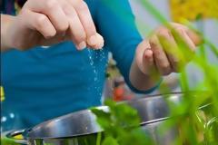 Πού μπορούμε να χρησιμοποιήσουμε το αλάτι, εκτός από το φαγητό μας;