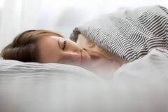 Τινάζεστε στον ύπνο σας; Δείτε γιατί