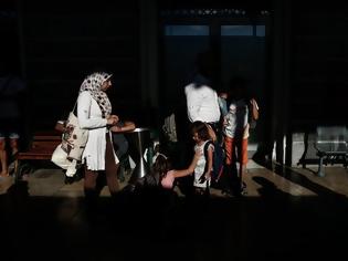 Φωτογραφία για Σε έξαρση η εμπορία προσφυγικών εγγράφων στην Αθήνα. Οι νέες μέθοδοι των διακινητών και οι πιάτσες στην πόλη