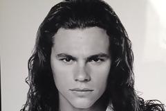 Αναγνωρίζετε τον κούκλο της φωτογραφίας; – Δείτε ποιος πασίγνωστος έλληνας ηθοποιός είναι