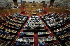 Εγκρίθηκε το επίμαχο άρθρο για την αναδοχή σε ομόφυλα ζευγάρια