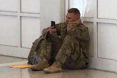 Η φωτογραφία του στρατιώτη που έγινε viral κάνοντας και τους πιο σκληρούς να λυγίσουν και η ιστορία πίσω από αυτή