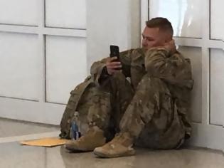 Φωτογραφία για Η φωτογραφία του στρατιώτη που έγινε viral κάνοντας και τους πιο σκληρούς να λυγίσουν και η ιστορία πίσω από αυτή