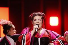 Eurovision 2018: Δείτε τη στιγμή που η Netta του Ισραήλ πέφτει από τα σκαλιά του Green Room! [video]