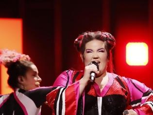 Φωτογραφία για Eurovision 2018: Δείτε τη στιγμή που η Netta του Ισραήλ πέφτει από τα σκαλιά του Green Room! [video]