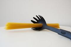 Γιατί η γνωστή κουτάλα για τα μακαρόνια έχει τρύπα στη μέση; Αν το βρείτε...