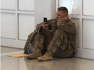 Φωτογραφία για Η φωτογραφία του στρατιώτη που έγινε viral κάνοντας και τους πιο σκληρούς να λυγίσουν και η ιστορία πίσω από αυτή