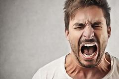 Συνηθίζεις να εκτονώνεις τα νεύρα σου βρίζοντας; Καλά κάνεις λένε οι ψυχολόγοι και εξηγούν τα πλεονεκτήματα!