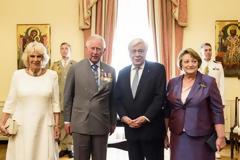 Άφωνος ο Πρίγκιπας Κάρολος με το δώρο του Προκόπη Παυλόπουλου! [photos]