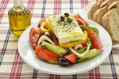 Χωριάτικη σαλάτα με ψωμί: Πόσες θερμίδες έχει