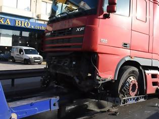 Φωτογραφία για Τραγωδία στον Κηφισό: Οργή και απειλές από τους συγγενείς των θυμάτων για τον οδηγό της νταλίκας