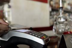 Εντυπωσιακή αύξηση 45% στις συναλλαγές με κάρτες το 2017