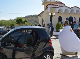 Φωτογραφία για Άγιος Χριστόφορος ο προστάτης των οδηγών - Ιερέας αγιάζει τα αυτοκίνητα (φωτο)