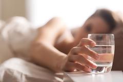 Αυτός είναι ο λόγος που πρέπει να πίνετε ένα ποτήρι νερό το πρωί!