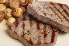 Χοιρινές μπριζόλες στη γάστρα με μανιτάρια