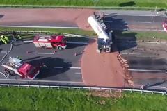 Δρόμος στην Πολωνία πλημμύρισε από… ρευστή σοκολάτα! (Video)