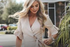 3 τρόποι για να φορέσετε το χιαστί φόρεμα εάν έχετε μεγάλο στήθος