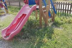 Η σπασμένη τσουλήθρα στη παιδική χαρά της ΒΟΝΙΤΣΑΣ (ΦΩΤΟ)