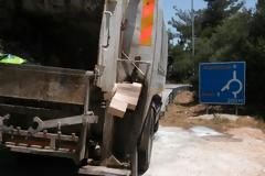 Φωτιά σε απορριμματοφόρο εν κινήσει - Πρόλαβε να βγει ο οδηγός