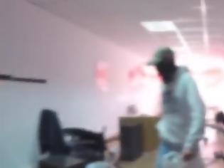 Φωτογραφία για Δείτε το βίντεο από την επίθεση του Ρουβίκωνα
